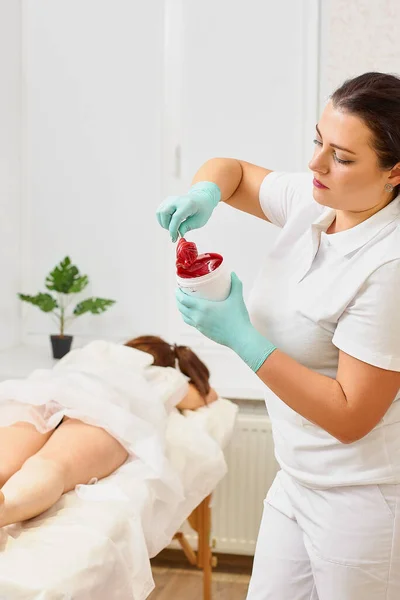 Depilation Und Beauty Konzept Kosmetikerin Wachsen Junge Frau Mit Flüssigem — Stockfoto