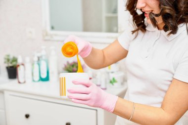 masanın üzerinde yatan pudra ve kumaş şeritler depilating için balmumu yazma için bir yeri vardır.