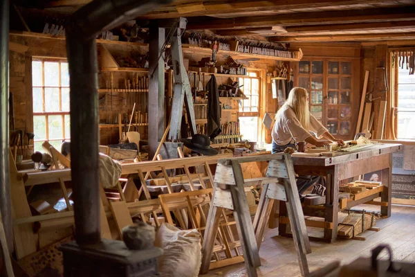 UPPER CANADA VILLAGE, MORRISBURG, ONTARIO, CANADA - 17 Ekim 2019: Aktörler Ontario Açık Hava Müzesi 'ndeki bir ortaçağ festivalinde sakinleri rolünü oynarlar. Yaşlı gri saçlı erkek marangoz. Kanada 'ya seyahat.