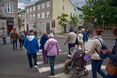Quebec şehri, Kanada 23 Eylül 2018: UNESCO Dünya Mirası şehir turlarından biri olan Saint Louis caddesinde turistler.