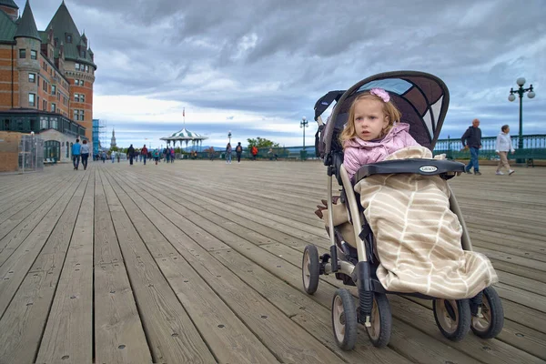 Quebec Canadá Setembro 2018 Menina Loira Congela Carrinho Vista Para — Fotografia de Stock