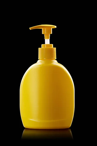 Κίτρινο Πλαστικό Μπουκάλι Αντλία Απομονώνονται Μαύρο Φόντο Συσκευή Απολύμανσης Χεριών — Φωτογραφία Αρχείου