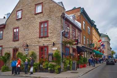 Quebec şehri, Kanada 23 Eylül 2018: Quebec City, Quebec, Kanada 'daki Rue Saint Louis' de Renkli Evler Restoranı Au Parmesan. Quebec 'in Tarihi Bölgesi UNESCO Dünya Mirası Alanıdır.