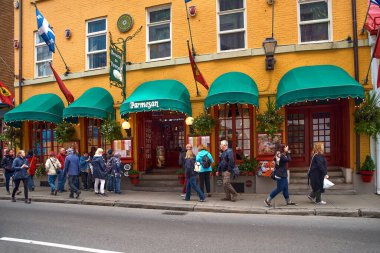 Quebec şehri, Kanada 23 Eylül 2018: Quebec City, Quebec, Kanada 'daki Rue Saint Louis' de Renkli Evler Restoranı Au Parmesan. Quebec 'in Tarihi Bölgesi UNESCO Dünya Mirası Alanıdır.