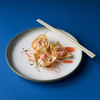 Çin Yeni Yıl Mavi arka planı için balık tabağını kapat