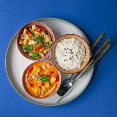 Domuz eti ve sebzeli pirinç lapası. Geleneksel Çin bayram yemekleri seti. Mavi arkaplan