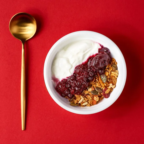 排毒和健康的超级食品早餐碗的概念 素食早餐 配上奇亚种子 配上意大利面早餐和格拉诺拉的头像 平铺在红色的背景上 — 图库照片