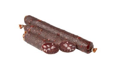 Tütsülenmiş ve hava kurutulmuş sosisler, beyaz arka planda izole edilmiş kuru sosisler, katalog ve menü için.