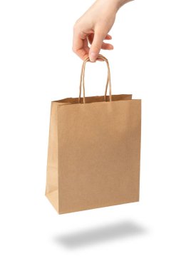 Beyaz bir arka planda kahverengi boş bir el çantası taşıyan bir kadının görüntüsü. Paketleme şablonu modeli. Teslimat hizmeti konsepti. Metin için boşluk.