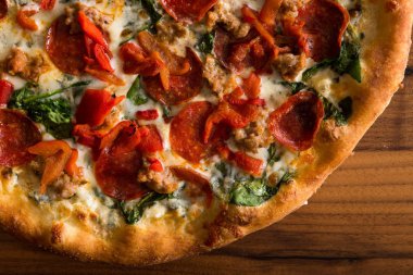 Elleri havada pizza fırlatıyorlar.