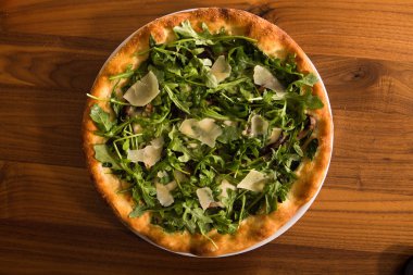 Zeytinyağı ve parmesanlı Arugula pizzası.