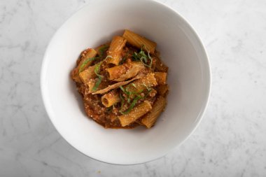 Klasik bolonez soslu Rigatoni.