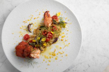 Sarımsaklı, dereotlu ve limonlu ıstakoz makarna.