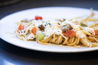 Brokoli, patlıcan ve domatesli baharatlı spagetti.