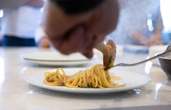 Pikantne spaghetti z brokułami, bakłażanem i pomidorami — Zdjęcie stockowe