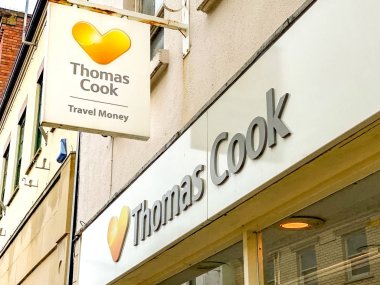 Barnstable, Kuzey Devon, İngiltere - Ekim 2019: Barnstable şehir merkezindeki Thomas Cook seyahat dükkanının önünde imzala. Hays Travel tarafından ele geçirildikten sonra dükkan yeniden açıldı..