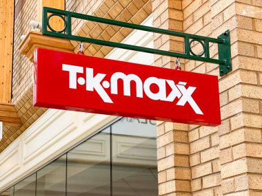 Barnstable, Kuzey Devon, İngiltere - Ekim 2019: Barnstable şehir merkezindeki Green Lane alışveriş merkezindeki T K Maxx mağazasının girişini imzalayın.