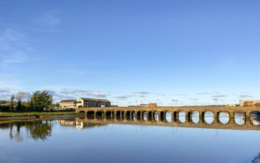 Barnstable, Kuzey Devon, İngiltere - Ekim 2019: Barnstable 'ın merkezindeki Taw Nehri boyunca uzanan taş köprünün geniş açısı.