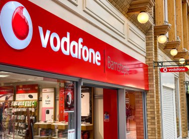 Barnstable, Kuzey Devon, İngiltere - Ekim 2019: Barnstable şehir merkezindeki Green Lane alışveriş merkezindeki Vodafone mağazasının dışında.