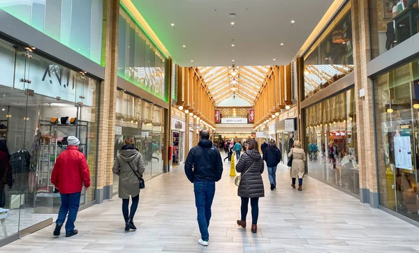 英国北德文郡Barnstable 2019年10月 人们穿过Barnstable市中心的绿地购物中心 — 图库照片