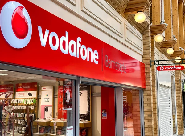 Barnstable, Kuzey Devon, İngiltere - Ekim 2019: Barnstable şehir merkezindeki Green Lane alışveriş merkezindeki Vodafone mağazasının dışında.