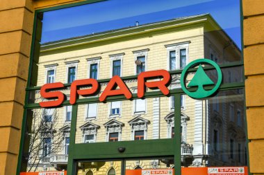 Budapeşte, Macaristan - Mart 2019: Budapeşte 'de bir spor süpermarketinin camında karşıdaki binanın yansıması olan logo.