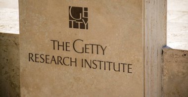 Los Angeles, California - Mayıs 2009: Getty Center 'daki Getty Araştırma Enstitüsü' nün dışındaki taş plaket