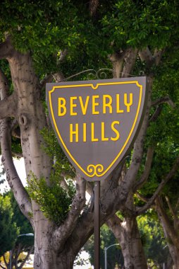 Los Angeles - Nisan 2009: Beverly Hills 'te bir sokağın köşesindeki Ayırt edici Yol tabelası.