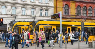 Budapeşte, Macaristan - Mart 2019: İnsanlar Budapeşte şehir merkezinde bir durakta tramvaydan iniyorlar