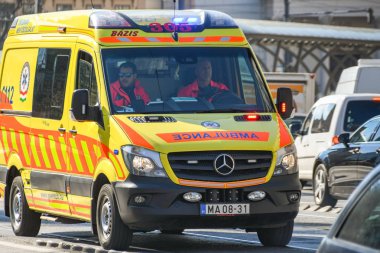 Budapeşte, Macaristan - Mart 2019: Budapeşte 'de bir sokakta mavi ışık yanıp sönen ambulans acil çağrıya cevap verdi.