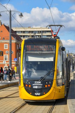 Budapeşte, Macaristan - Mart 2019: Budapeşte şehir merkezinde modern bir elektrik tramvayı manzarası