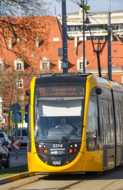 Budapeşte, Macaristan - Mart 2019: Budapeşte şehir merkezinde modern bir elektrik tramvayı manzarası