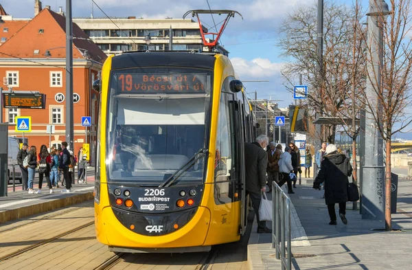 Budapest Hungría Marzo 2019 Gente Baja Moderno Tranvía Eléctrico Una — Foto de Stock