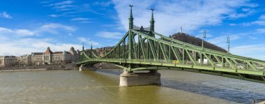 Budapeşte, Macaristan - Mart 2019: Budapeşte 'deki Tuna Nehri' ni geçen Özgürlük Köprüsü veya Özgürlük Köprüsü 'nün panoramik manzarası