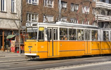 Budapeşte, Macaristan - Mart 2019: Budapeşte 'nin eski tramvaylarından biri şehir merkezinde bir sokakta