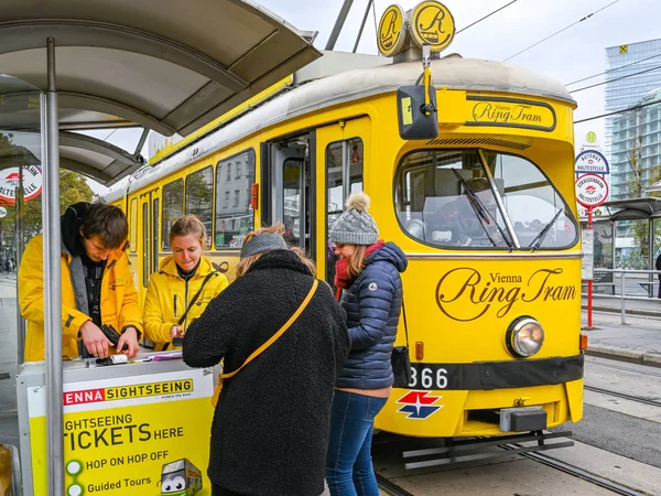 Viena Austria Noviembre 2019 Gente Compra Entradas Para Viaje Tranvía — Foto de Stock