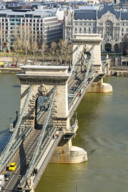 Budapeşte, Macaristan - Mart 2019: Zincir Köprüsü 'nün kuleleri ve açıklığı. Budapeşte 'nin merkezindeki Tuna Nehri' ni geçen bir yol köprüsü..