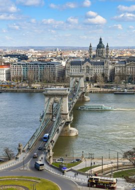 Budapeşte, Macaristan - Mart 2019: Budapeşte şehir merkezindeki Tuna Nehri 'ni geçen zincir köprü. Altından bir turist gemisi geçiyor..