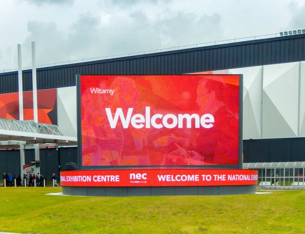 Birmingham, İngiltere - Mart 2019: Birmingham Ulusal Sergi Merkezi 'nin önündeki büyük ekranda 