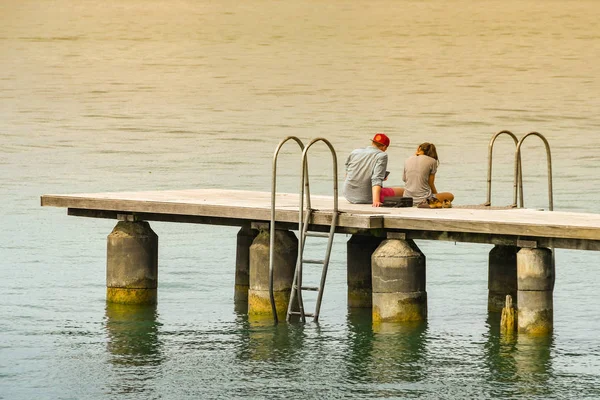 Lago Garda Italia Settembre 2018 Giovane Coppia Seduta Pontile Sulle — Foto Stock