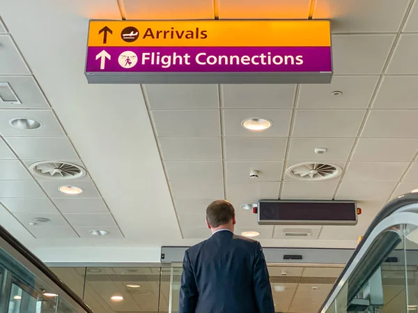 London Heathrow Airport Αγγλία Νοέμβριος 2019 Άτομο Που Φτάνει Στο — Φωτογραφία Αρχείου