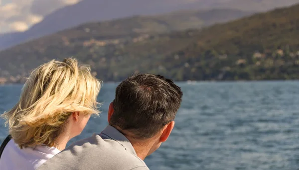 Озеро Гарда Италия Сентябрь 2018 Пара Выглядывающая Парома Озеро Гарда — стоковое фото