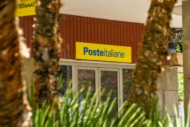 Sorrento, İtalya - Ağustos 2019: Sorrento 'daki İtalyan postanesinin şubesinin girişini imzalayın.