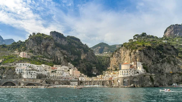 イタリアのアトリーニ 8月2019 Amalfi Drive道路が通過するアトリーニ島の海岸線の広い角度ビュー — ストック写真