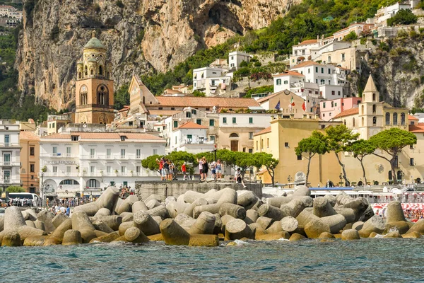 Amalfi Włochy Sierpień 2019 Obrona Morska Zbudowana Betonowych Bloków Wybrzeżu — Zdjęcie stockowe