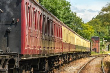 Cranmore, İngiltere - Temmuz 2019: Doğu Somerset Buhar Vapuru 'ndaki Cramore İstasyonu' nda bekleyen antrenörler treni.