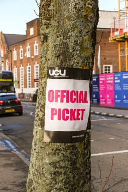 Cardiff, Wales - Kasım 2019: Cardiff Üniversitesi 'nin dışındaki resmi bir grev hattının yakınındaki bir ağaca iliştirilmiş imza. Kuruluş, üniversiteler ve Kolej Birliği üyelerinin sanayi faaliyetlerine işaret ediyor..