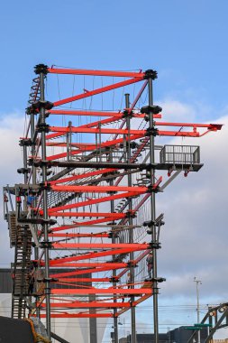 Birmingham, İngiltere - Aralık 2019: Birmingham Ulusal Sergi Merkezi 'ndeki Bear Grylls Macera Parkı' nda tırmanma çerçevesi.