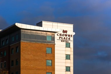 Birmingham, İngiltere - Aralık 2019 Birmingham Ulusal Sergi Merkezi 'ndeki Crowne Plaza Oteli' nin önünde imza atın..