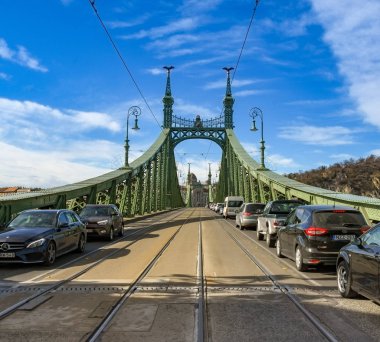 Budapeşte, Macaristan - Mart 2019: Budapeşte 'de Özgürlük Köprüsü veya Özgürlük Köprüsü' nün yol yüzeyinde kuyruğa giren tramvay rayları ve bakımı